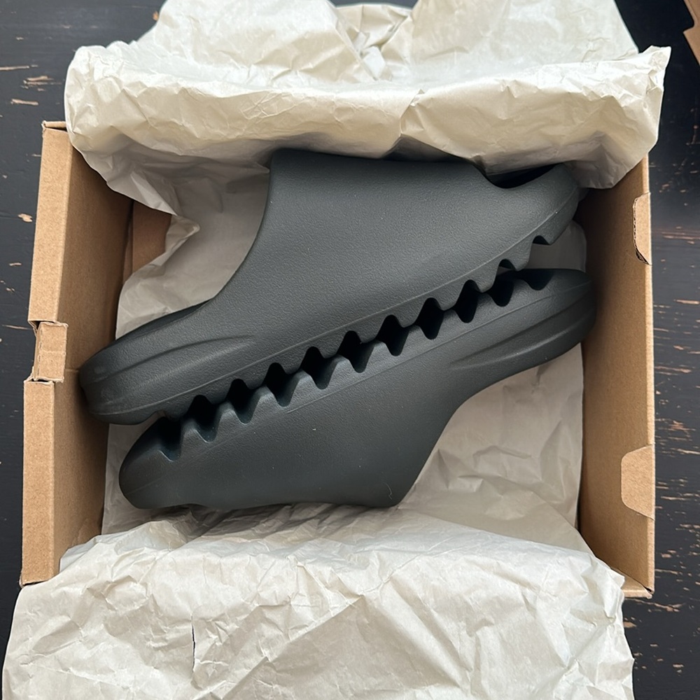 BNWT Yeezy Slides Men’s Size 10